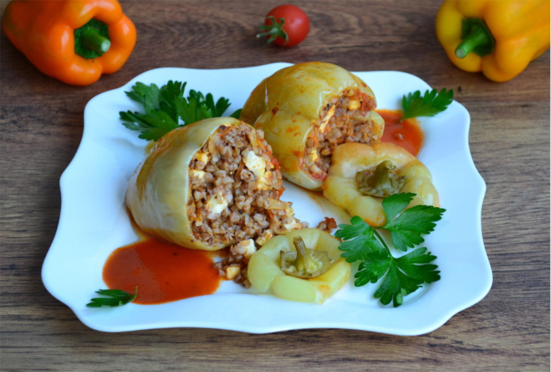 Täytetyt paprikat tattarilla